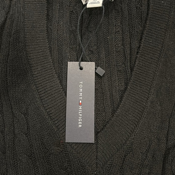 Tommy Hilfiger Cable Knit Wool-Blend V-Neck Sweater - Picture 4 of 4